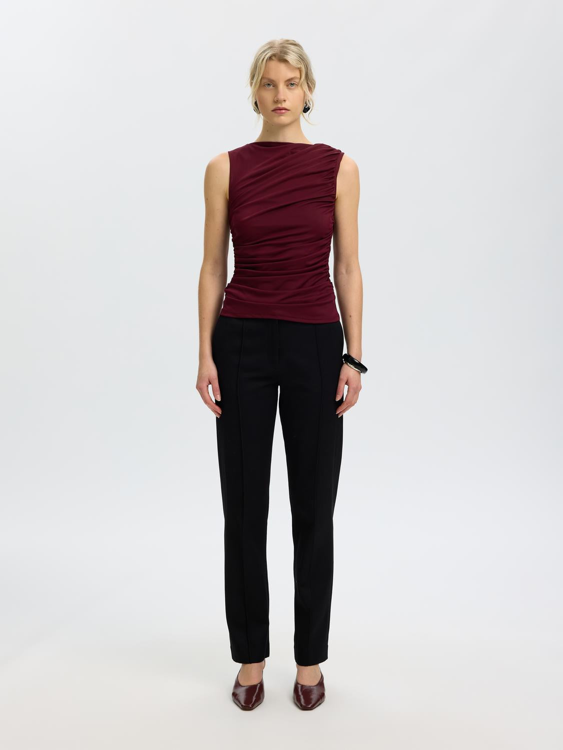 model_shot-front_full